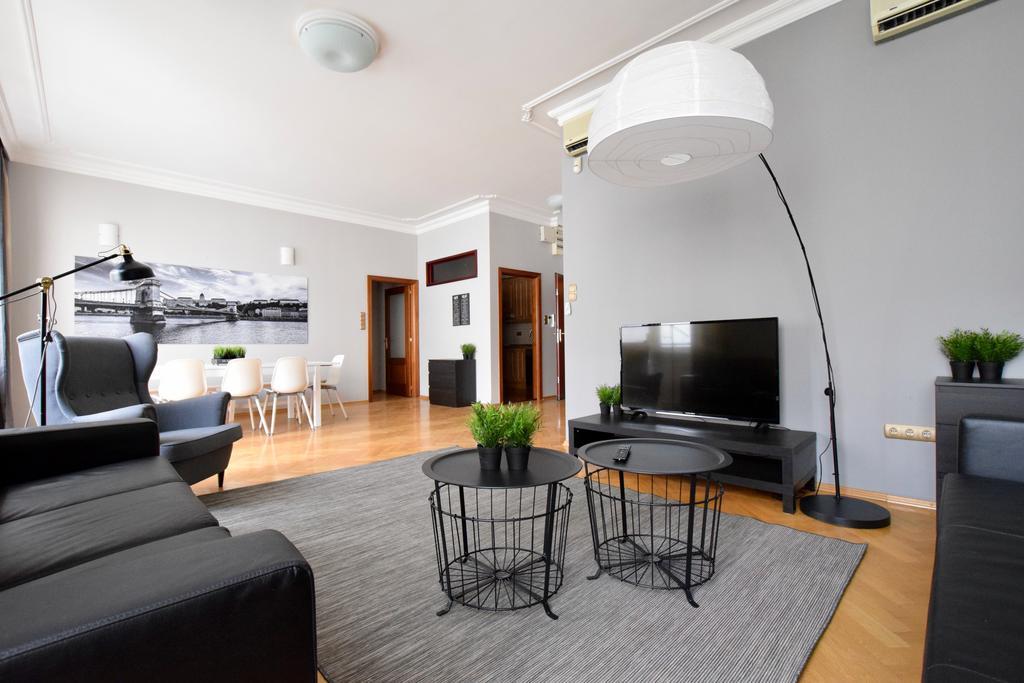 Standerd Apartment By Hi5 - Lovag Family Suites Budapeste Exterior foto